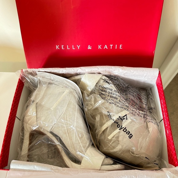 Kelly & Katie Satin White Heels with Tulle Accents - Picture 3 of 4